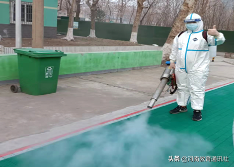 8志愿者张振坤正在进行小区消杀 8志愿者张振坤正在进行小区消杀