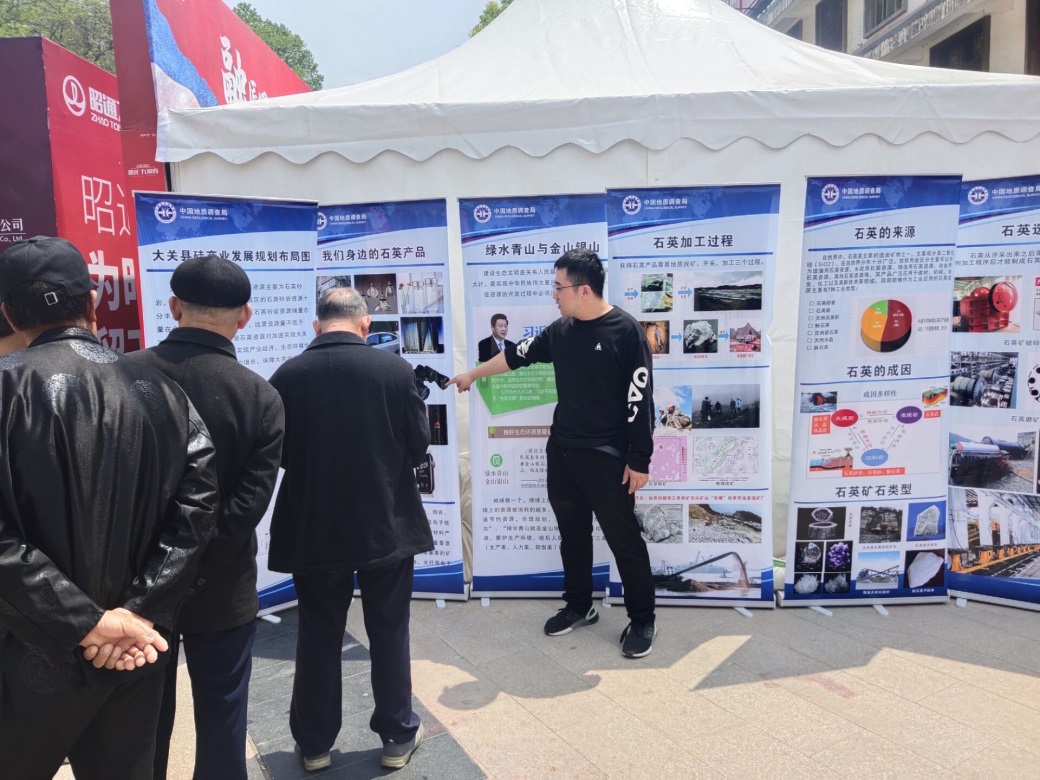 大关县文化广场向当地群众科普宣传