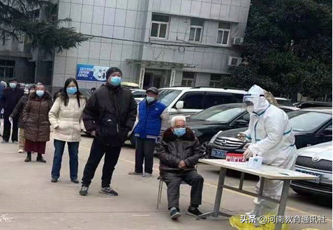 6志愿者郝小非正在进行居民信息采集 6志愿者郝小非正在进行居民信息采集