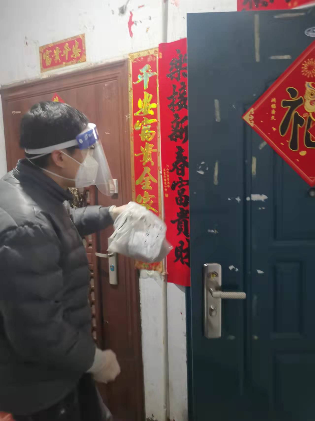 吕振福为隔离户采购药品 吕振福为隔离户采购药品