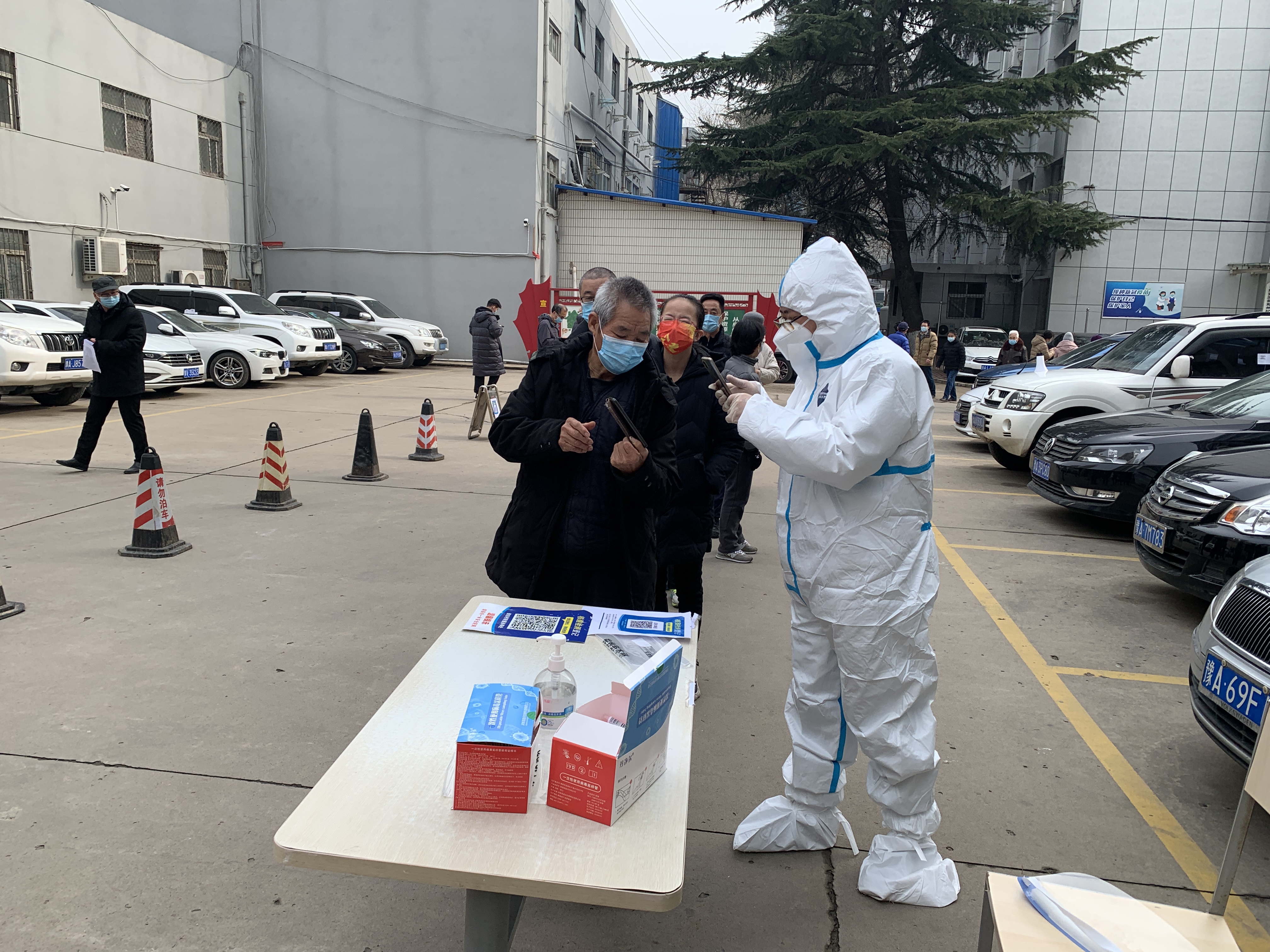 郝小非在采集核酸检测信息 郝小非在采集核酸检测信息