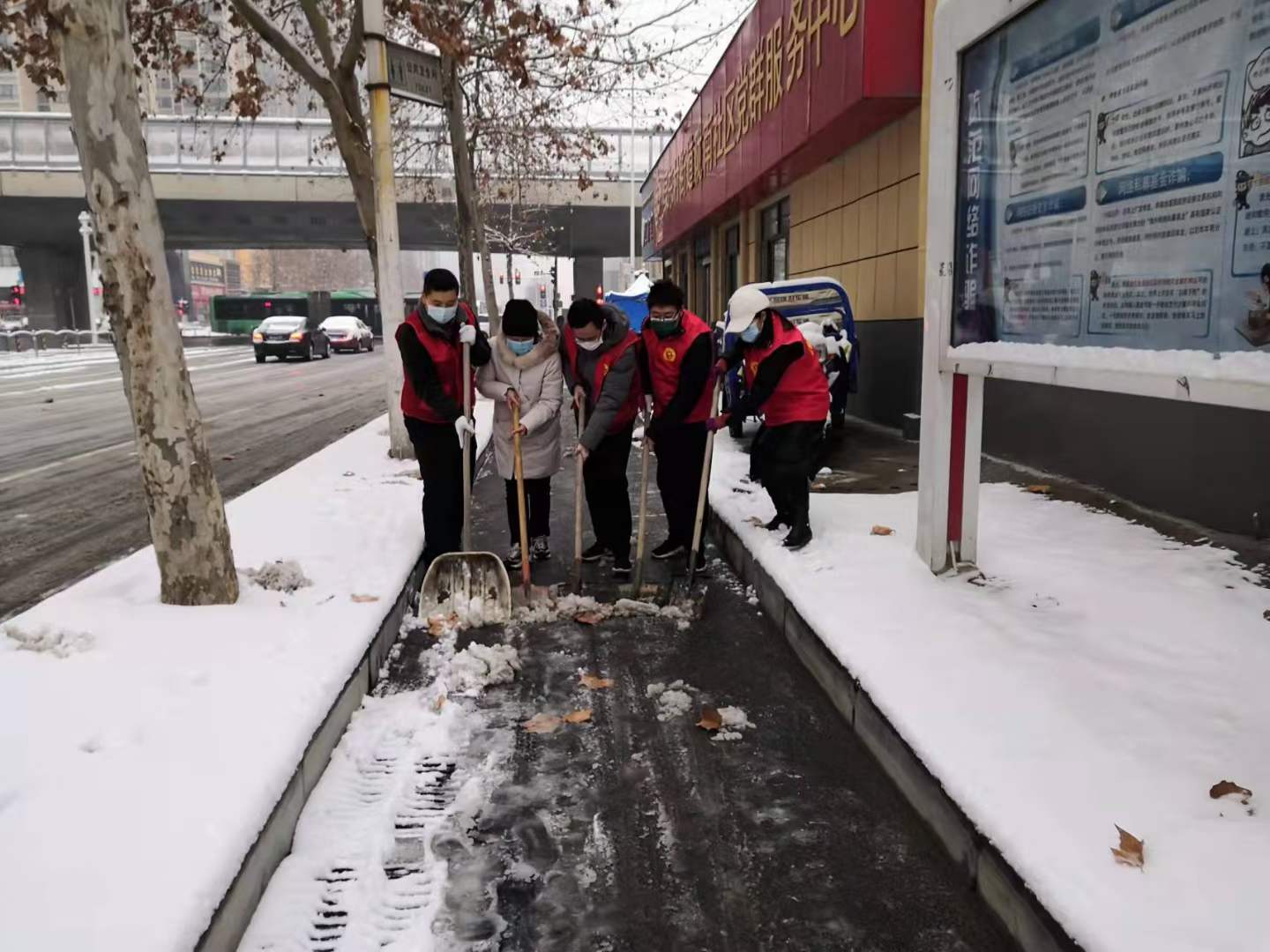 郝小非参加清雪活动 郝小非参加清雪活动