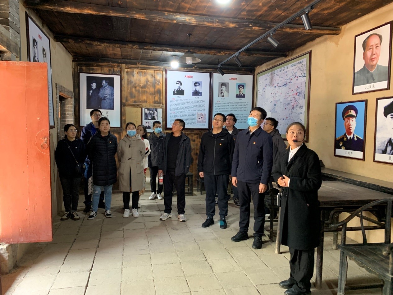 参观展览聆听豫西军民感人事迹