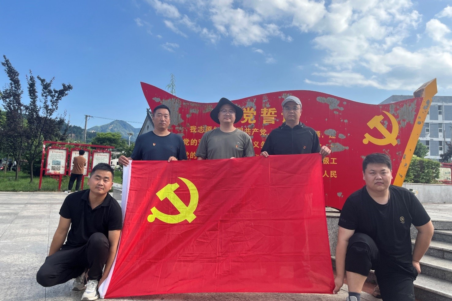 在李干成烈士纪念园接受教育传承红色基因