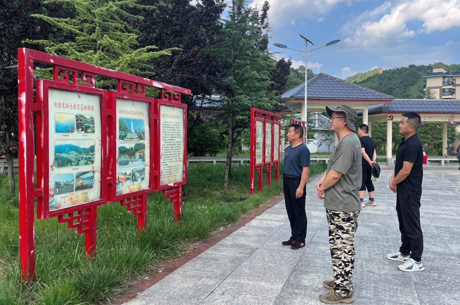 在参观学习中汲取奋进力量