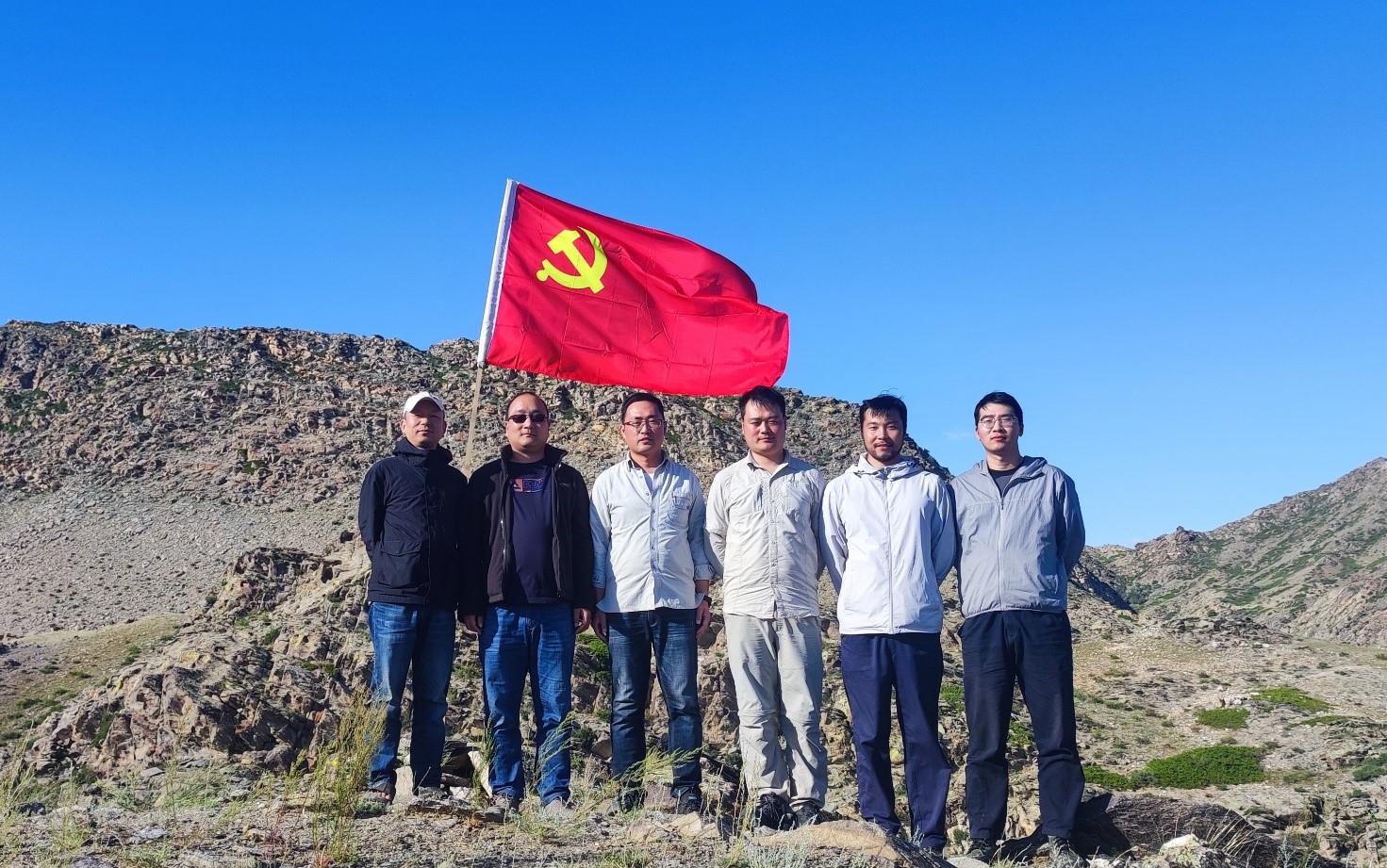 野外临时支部党员拍摄短视频为党的生日献祝福