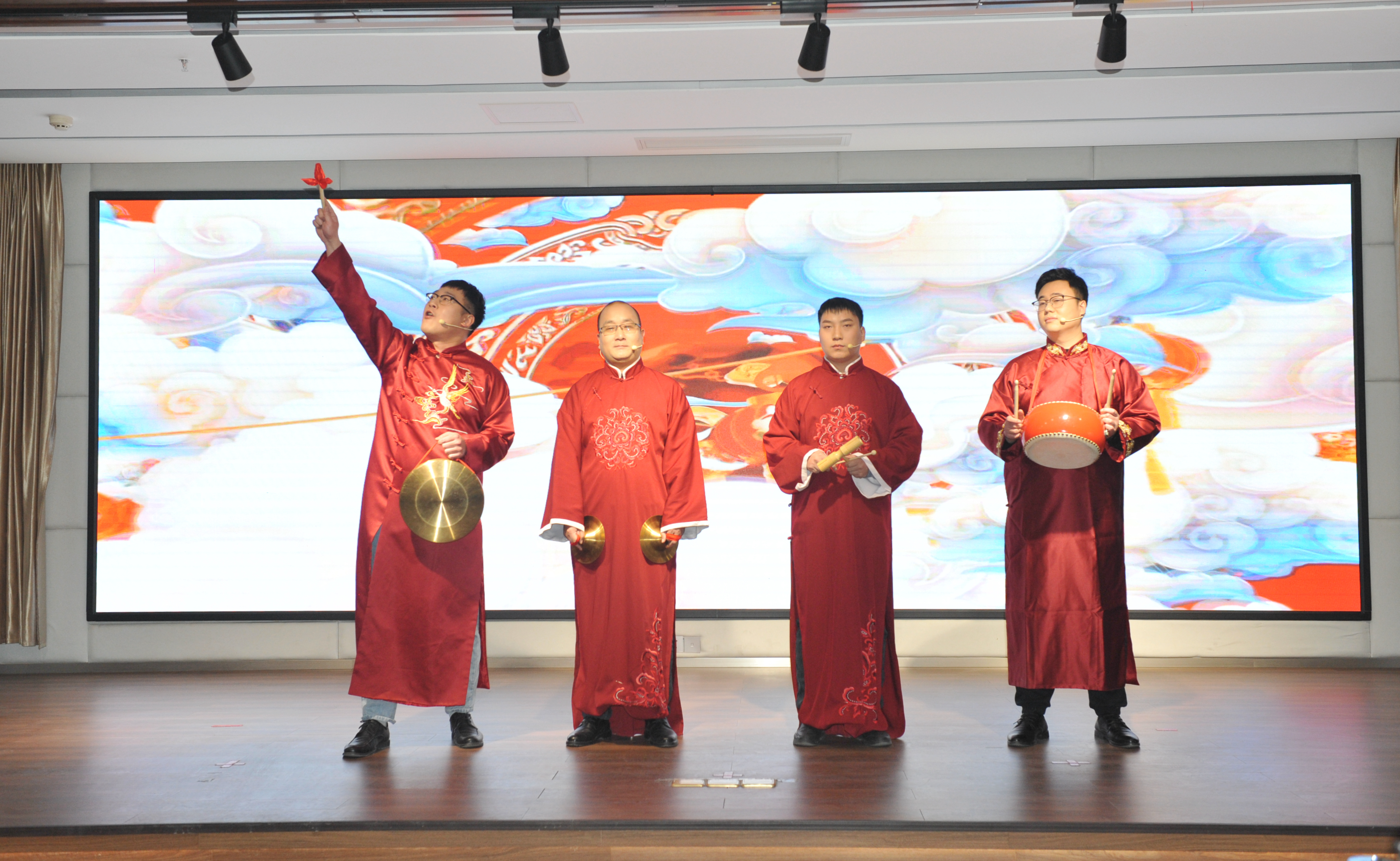3. 句半《铆足干劲建新功》