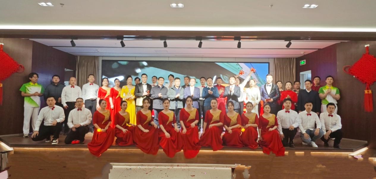 8.茶话会在《团结就是力量》歌声中落幕
