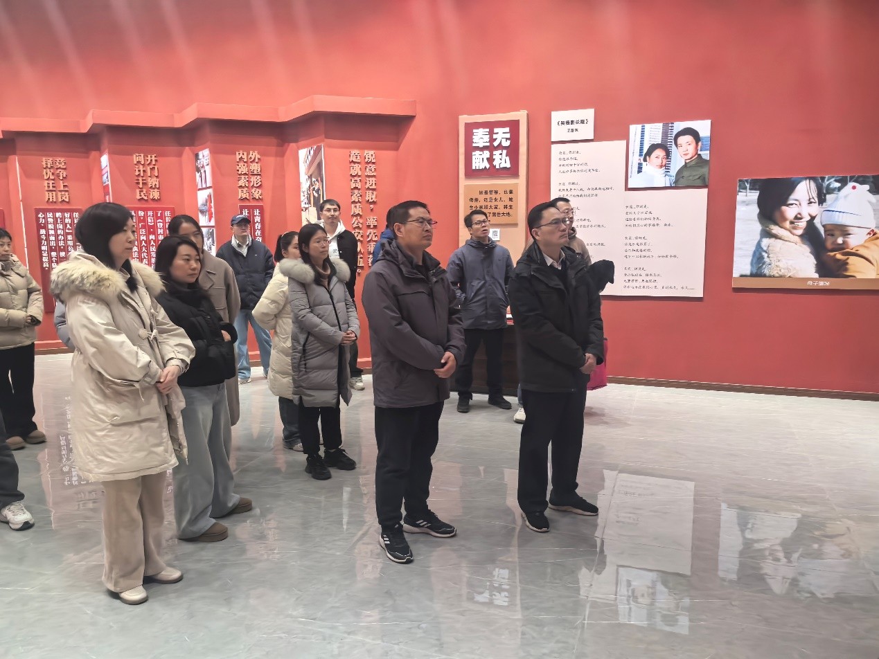 在任长霞同志先进事迹陈列馆参观学习