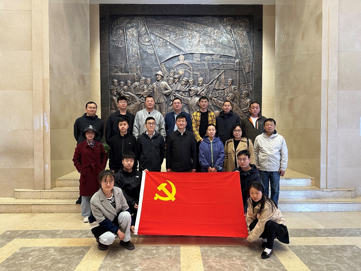 在二七纪念堂参观学习