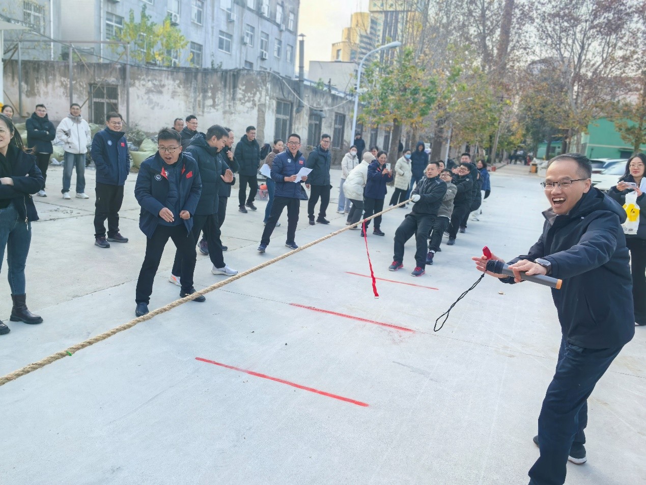 职工运动会拔河比赛现场