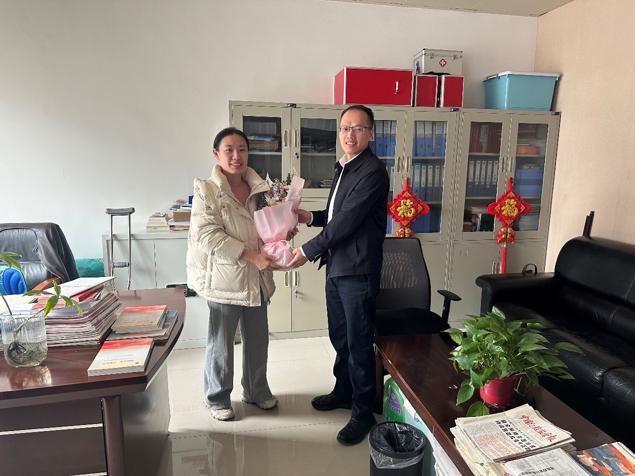 所领导为女职工送上鲜花与节日祝福