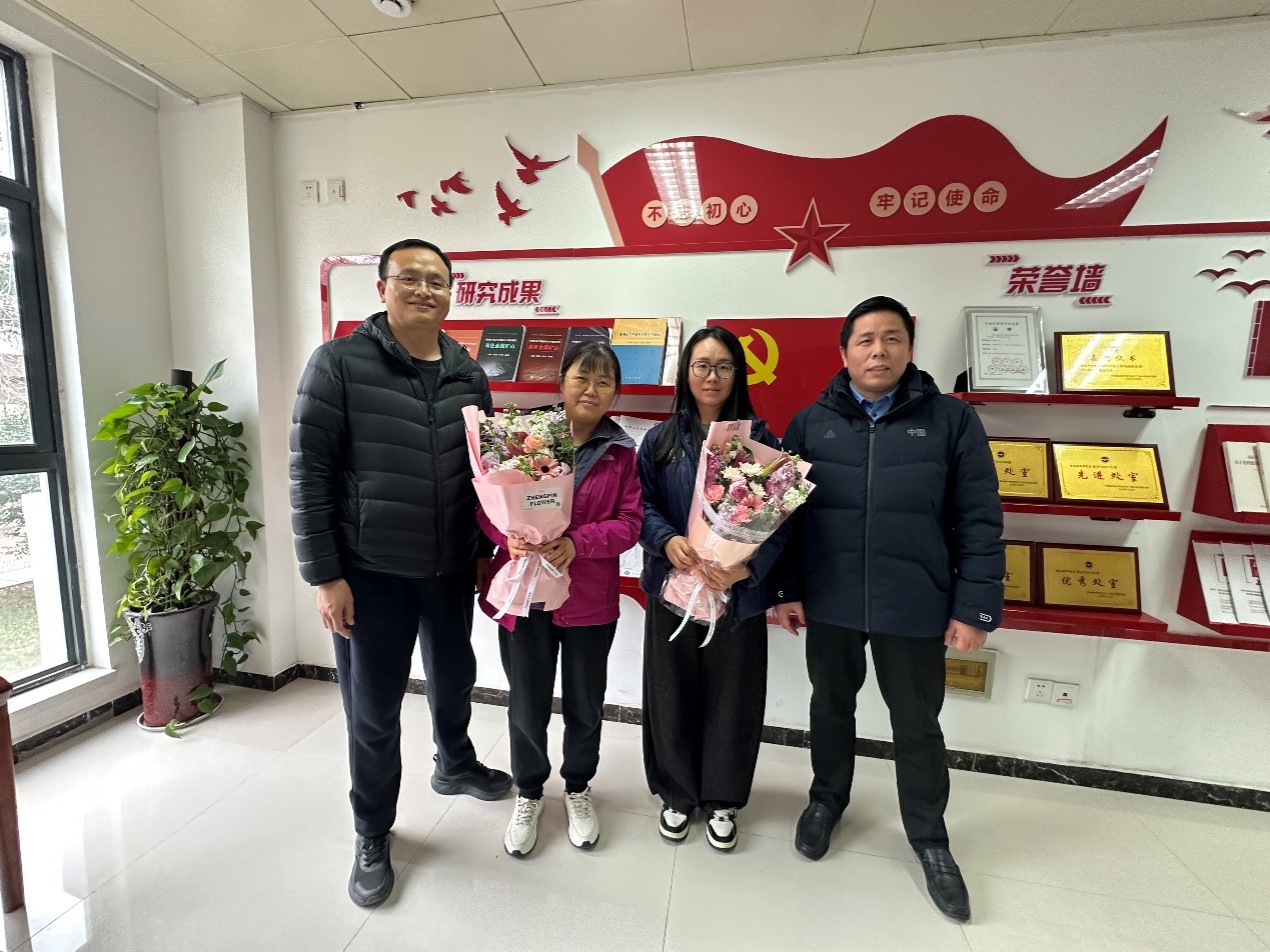 所领导为女职工送上鲜花与节日祝福2