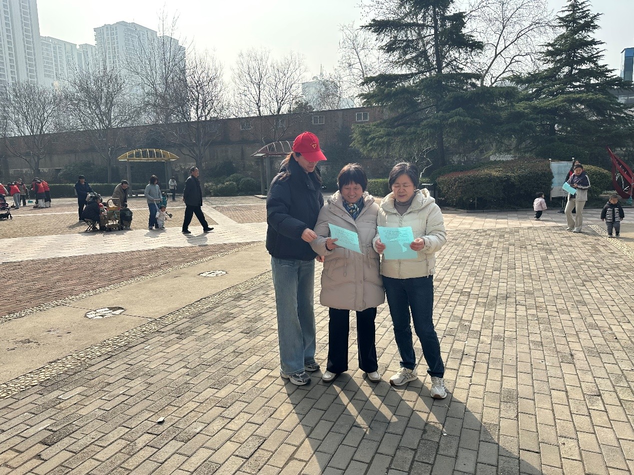 向居民游客讲解倡议书内容