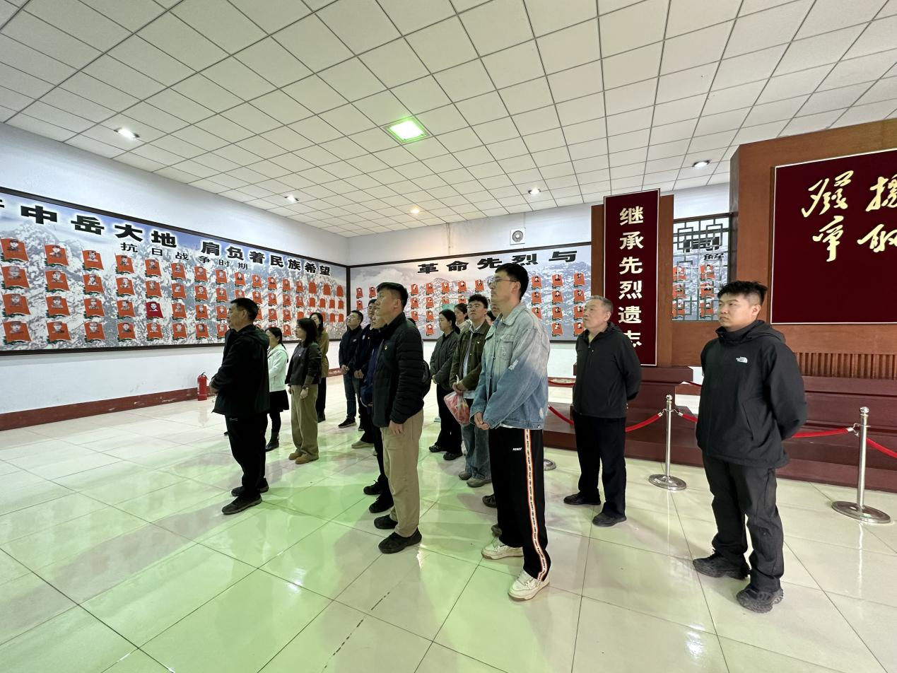 参观革命烈士纪念馆