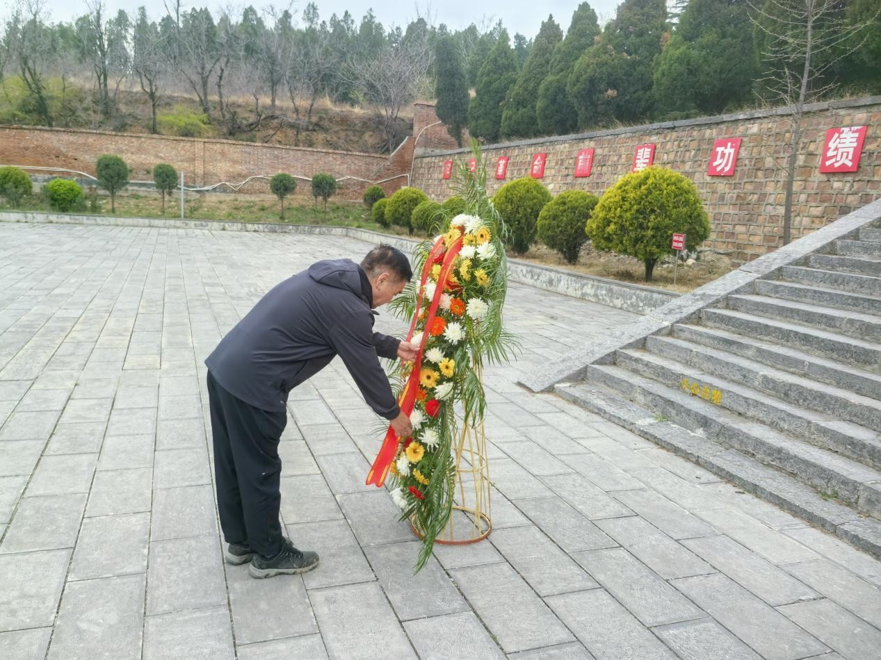 向革命烈士纪念碑敬献花篮