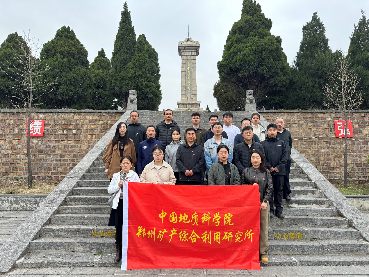 参观革命烈士纪念碑