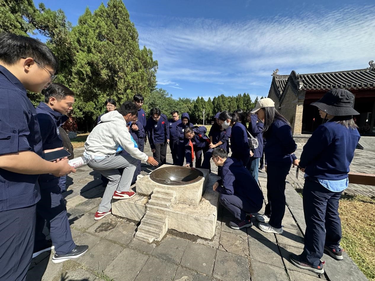 在观星台参观学习