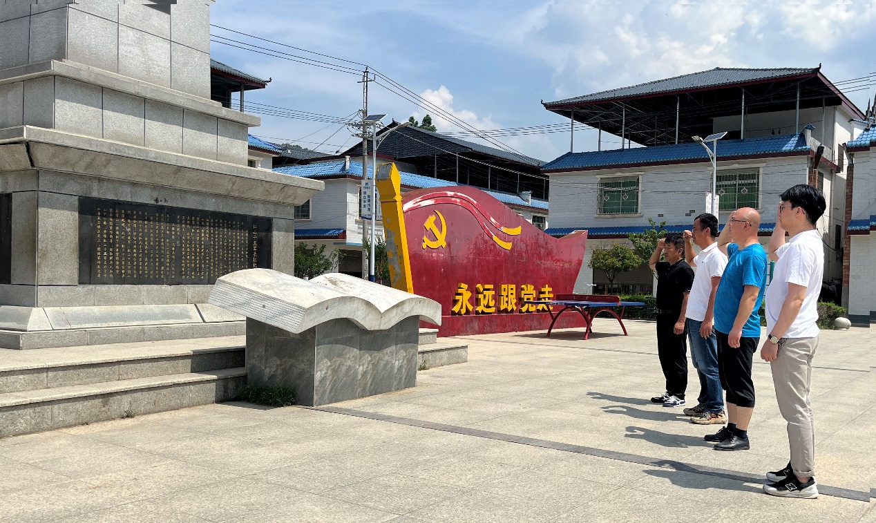 在红25军长征纪念碑前重温入党誓词