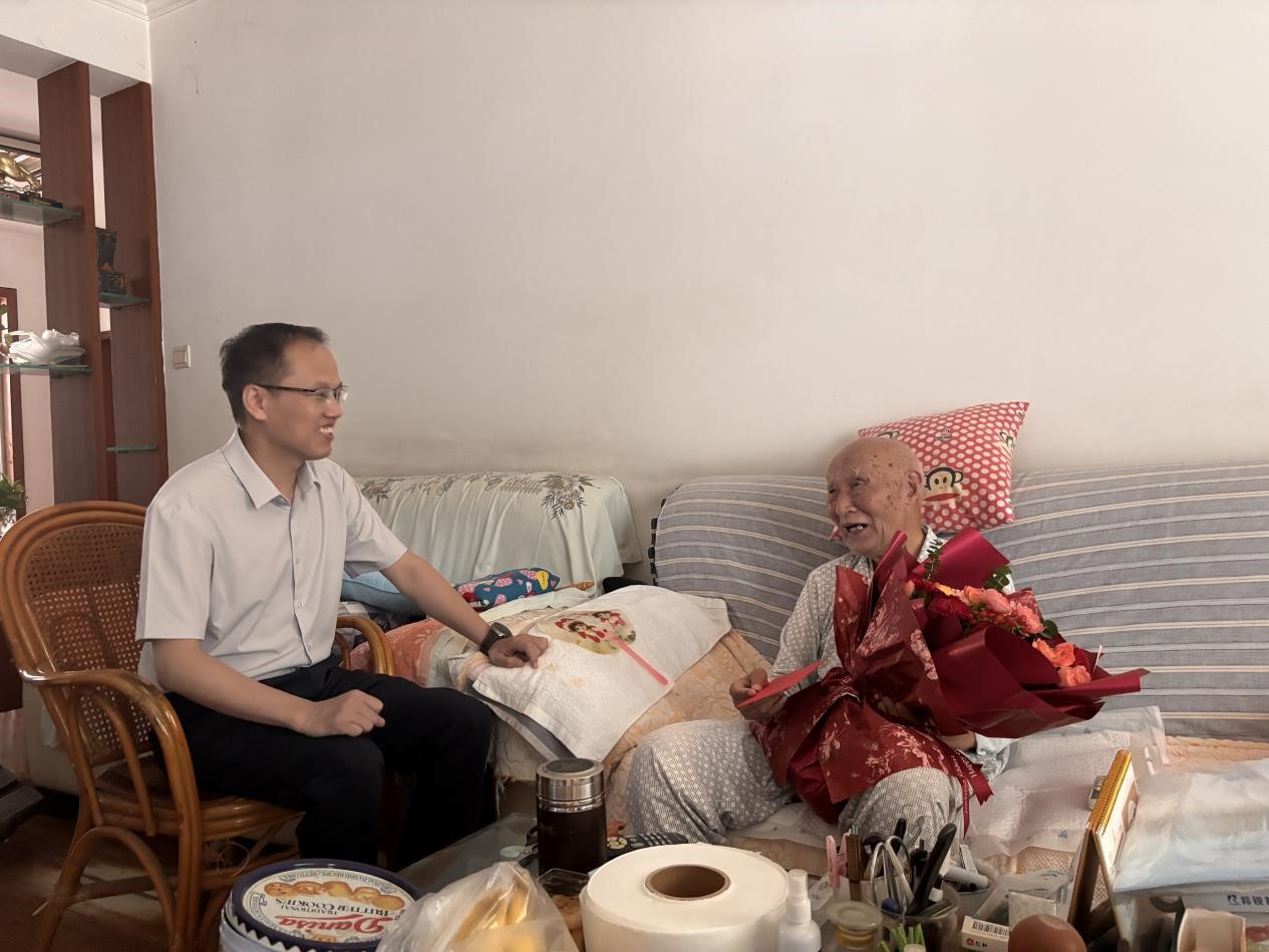 所领导带队走访慰问生活困难老党员